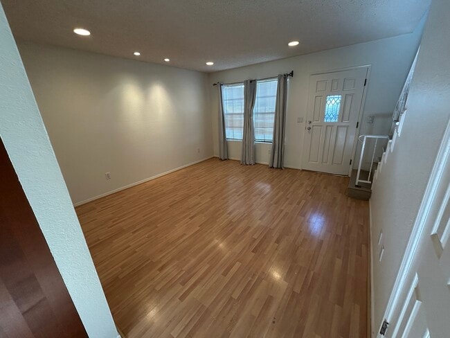 Building Photo - 205 Violet Ave