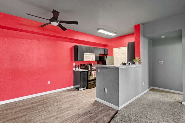 Building Photo - Ground Floor 2BD/2BA Condo in Gated Hender...