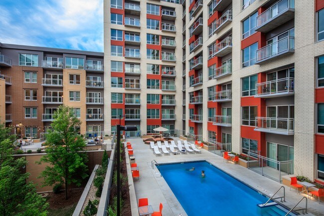 Apartamentos Domain en el centro de Madison, Wisconsin. Estudio de lujo, 1 dormitorio, 1 dormitorio + Den y 2 apartamentos de dormitorios. - Domain