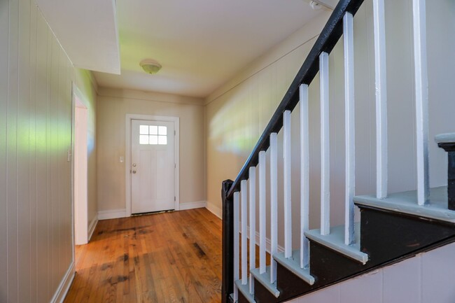Foto del edificio - Charming 4-Bedroom Home with Hardwood Floo...