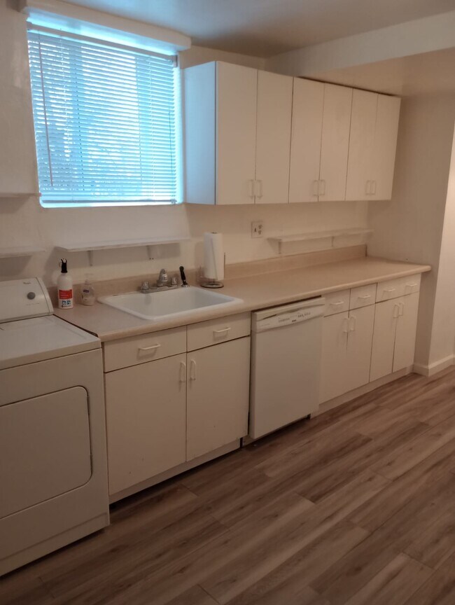 Lavadora y secadora en la unidad - 5655 W Ellsworth Ave