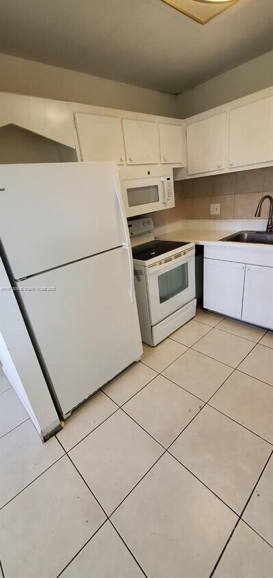 Foto principal - 600 Village Green Ct
