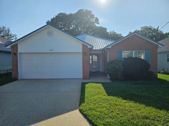 Building Photo - NO HOA!! Minutes from Hulbert and Eglin.  ...