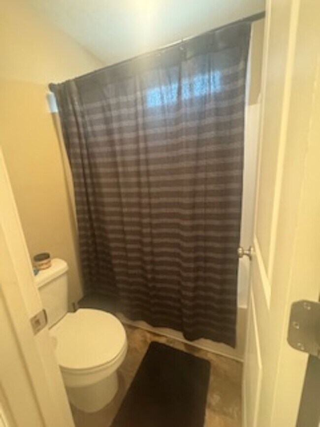 Building Photo - Available Now! Beautiful 3-Bedroom Home in Canterbury Farms