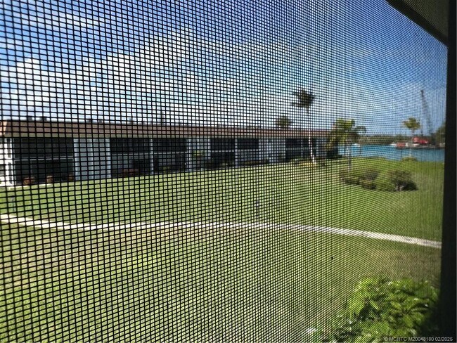 Foto del edificio - 755 Saturn St