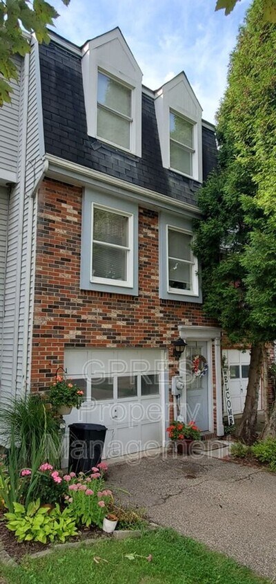 Primary Photo - Townhouse for rent
