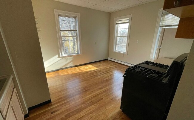 Building Photo - 164 Putnam Ave