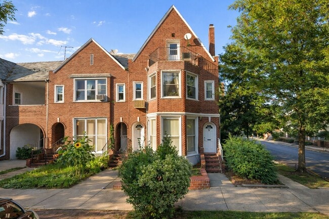 Photo - 68-51-68-53 Clyde St Townhome