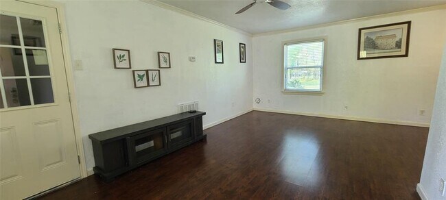 Building Photo - 2421 Pecan St