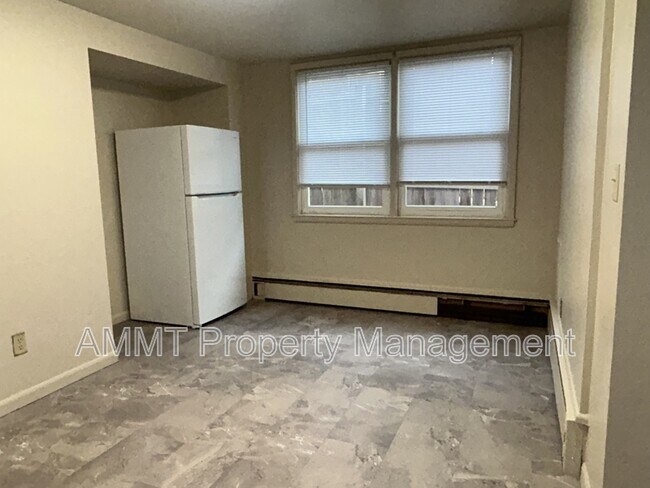 Building Photo - 2833 3rd Ave SE