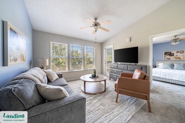 Building Photo - 1000 Palm Pl Dr NE