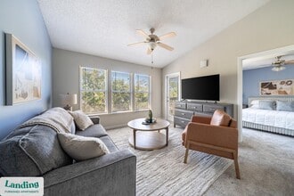 Building Photo - 1000 Palm Pl Dr NE