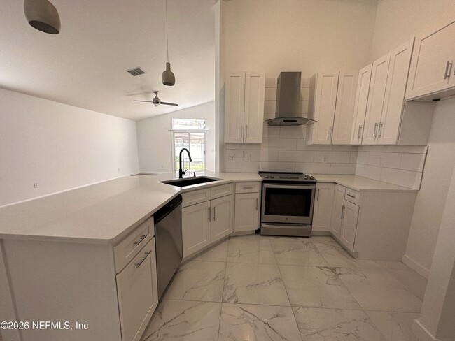 Building Photo - 760 S Lilac Loop