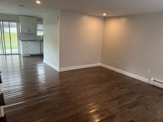 Building Photo - 945 Riverside Dr
