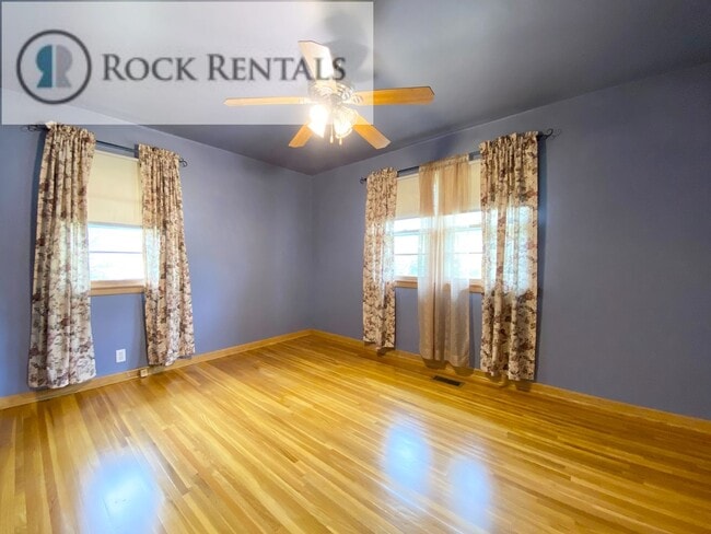 Building Photo - 2 Bed 1 Bath with Garage and Full Basement