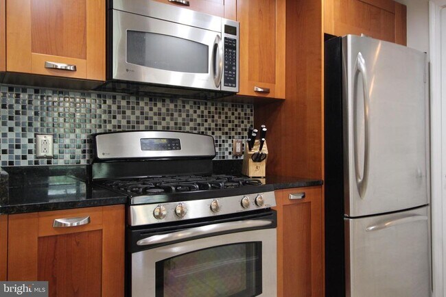 Foto del edificio - 2451 Midtown Ave