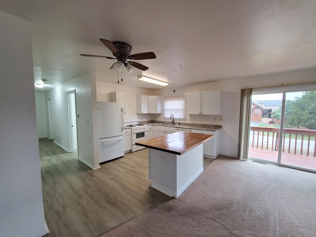 Building Photo - 8775 Shore Dr