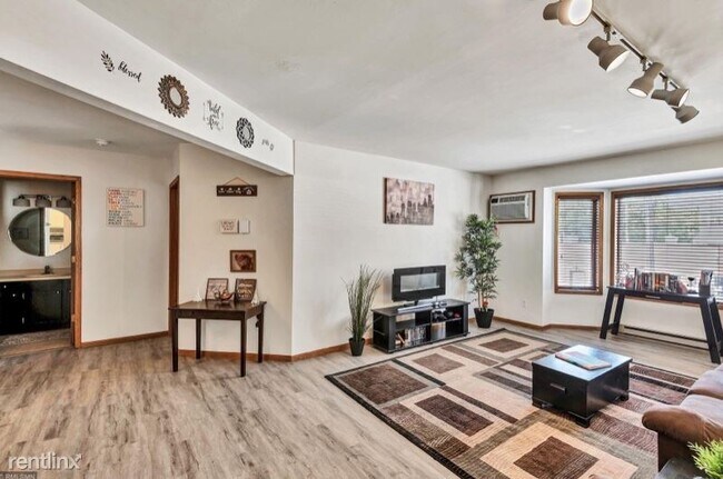 Foto del edificio - 2425 E Franklin Ave