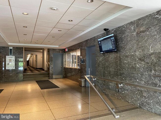 Foto del edificio - 2475 Virginia Ave NW