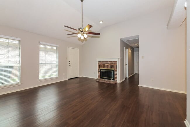 Building Photo - 9723 Pinehurst Ln