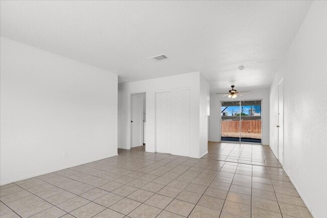 Building Photo - 2805 Sultana St