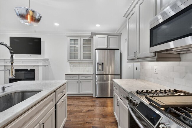 Foto del edificio - Bright Adams Morgan Condo with Den, Two Full Baths & In-Unit Laundry