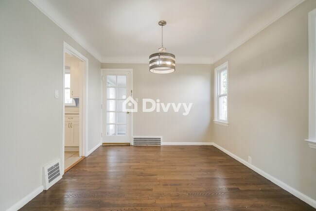 Foto del edificio - 1392 Villa Dr, South Euclid, OH 44121