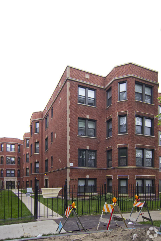 7526 N Seeley Avenue - The Seeley Court