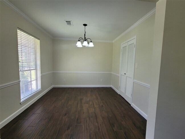 Foto del edificio - 9322 Fairdale Ln