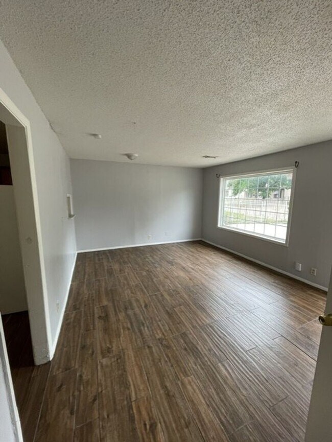 Building Photo - Spacious Rental Home in Derby School District