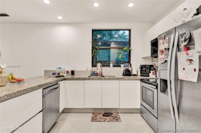 Building Photo - 2740 SW 29th Ave