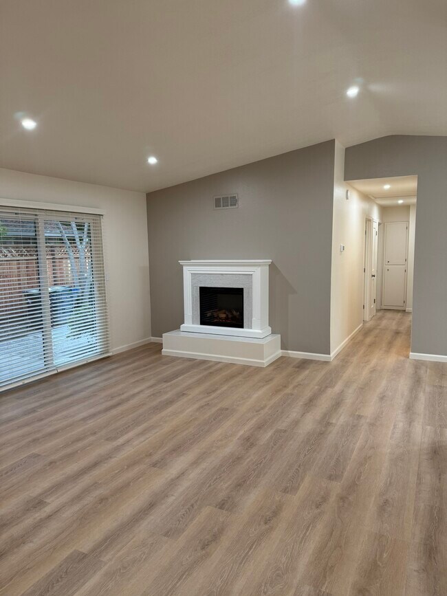 Foto del edificio - 1677 Canary Dr