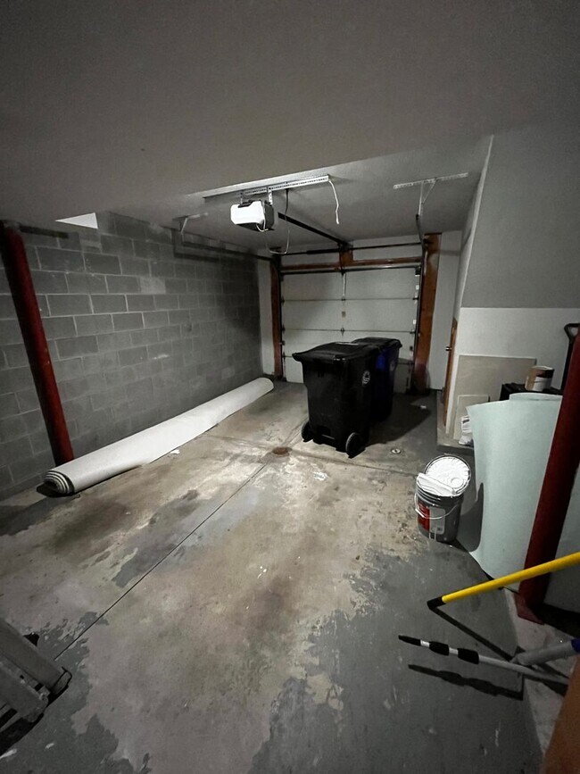 Foto del edificio - 3 Story Townhome in Prime Location