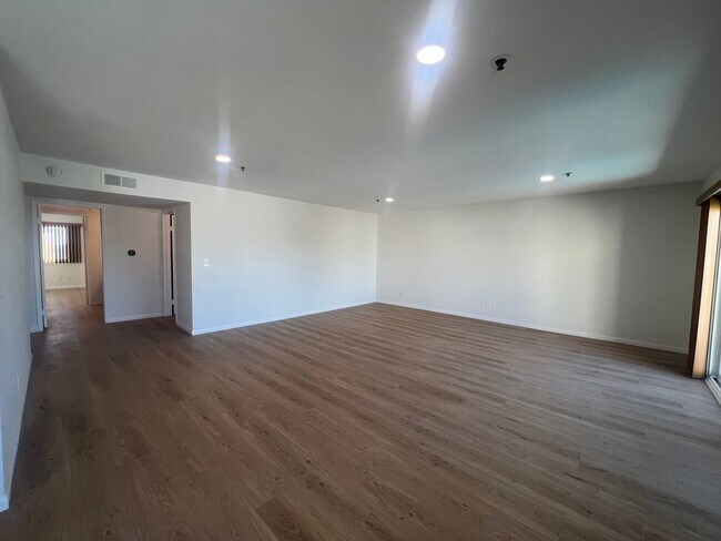 Building Photo - ***$1000 Move In special*** Newly Renovate...