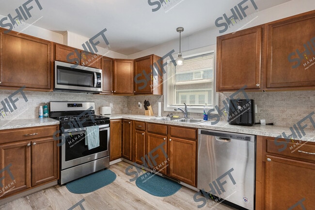 Foto del edificio - 118 Travis - renovated NE home