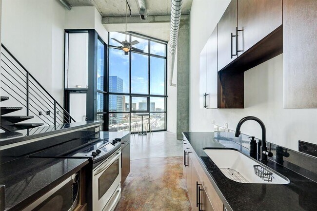Building Photo - 2000 Bagby St