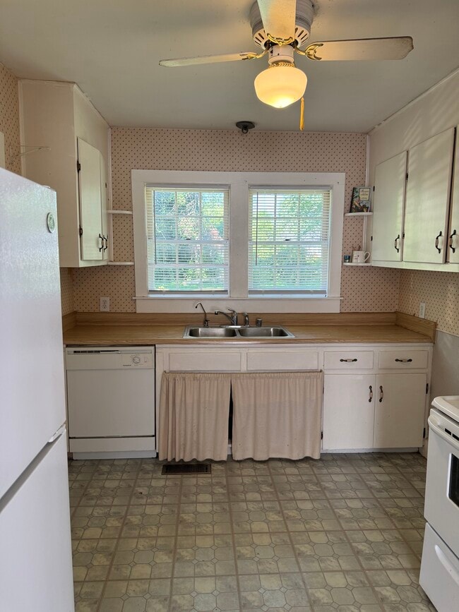 Building Photo - 611 Greenlawn Ave