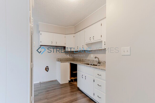 Building Photo - SIGN LEASE BY 2/28 AND GET $250 OFF FIRST ...
