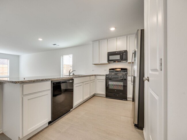 Foto del edificio - Brand New Home + Norman Schools + 3 bedrooms + All Applicances