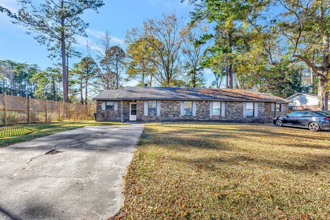 Building Photo - Your Perfect Retreat in Gadsden Acres
