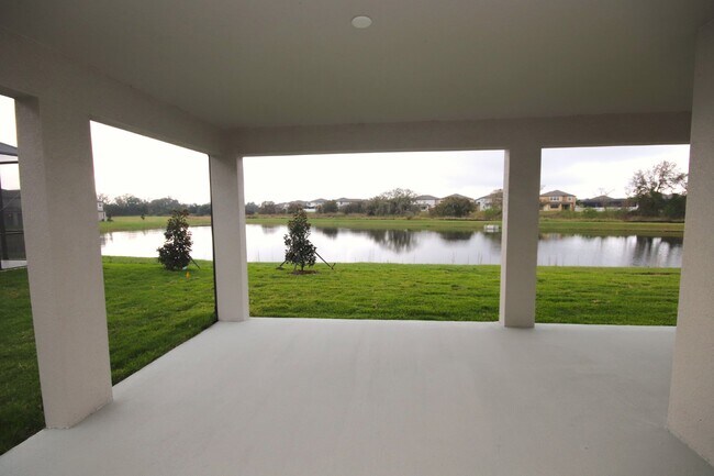 Building Photo - LIKE NEW! 3 bed 2 bath home with 3 car gar...