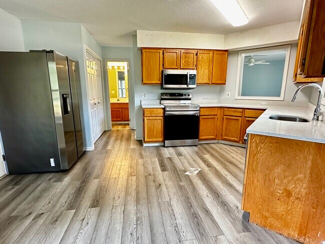 Foto del edificio - 901 Briarwood Ct