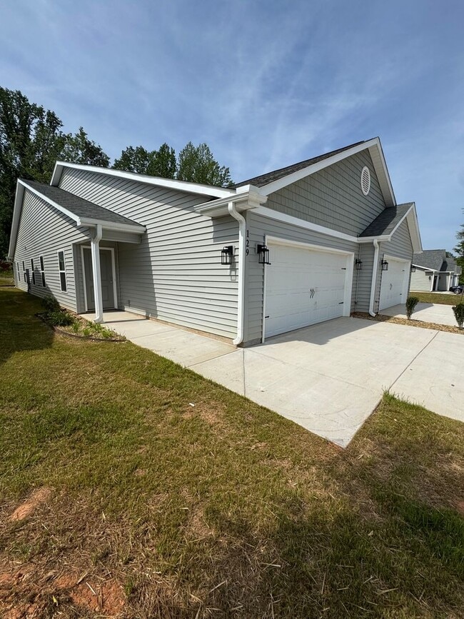 Foto del edificio - 129 Brawley Villas Pl