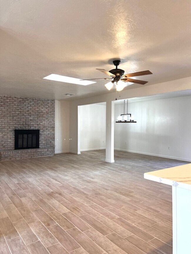 Foto del edificio - MOVE-IN READY!