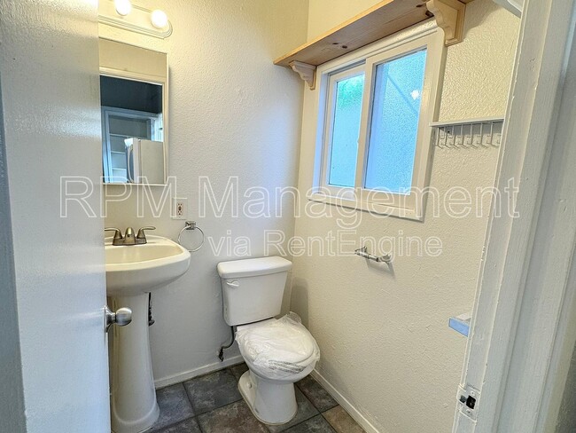 Building Photo - 7036 W Hawthorn Ave