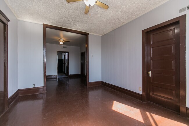 Building Photo - 2330 W 42nd St
