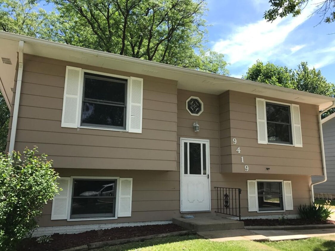 Primary Photo - Great Location in West Rock Island!