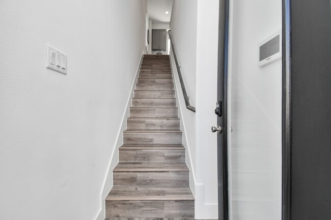 Foto del edificio - 2007 Laverne Holw Ln