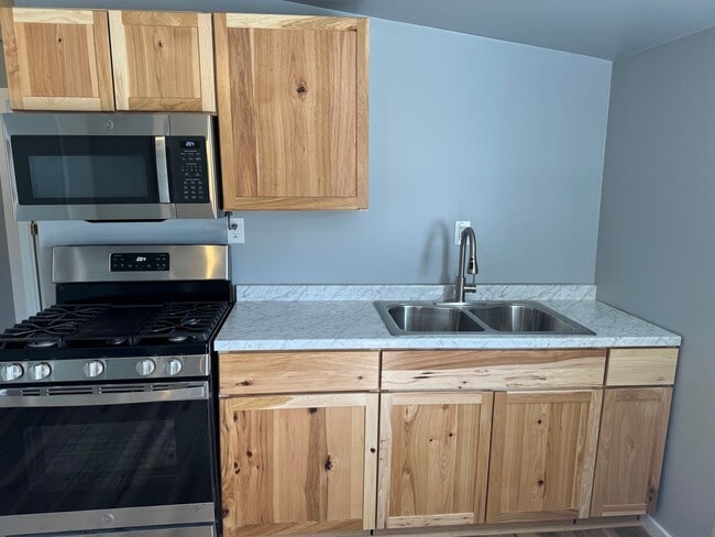 Building Photo - Newly Remodeled One Bedroom Garage Apartment