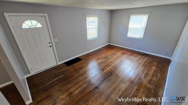 Building Photo - Conveniently Located 2 Bedroom 1 Bath Hous...